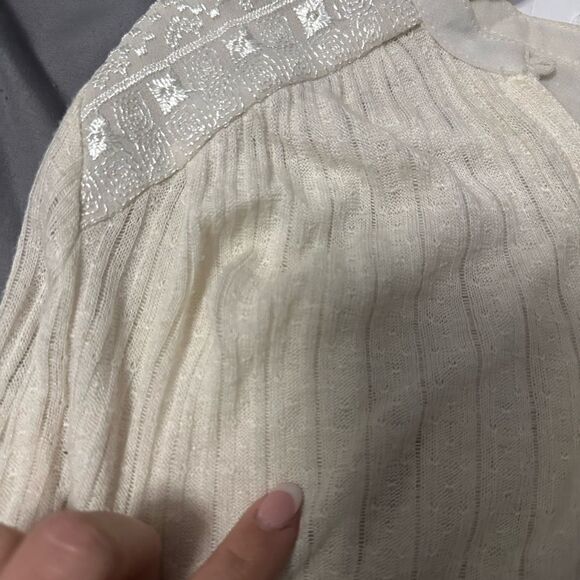 Lucky Brand Cream Long Sleeve Women's Top with Lace Like on Sleeves Size Small - Picture 10 of 11